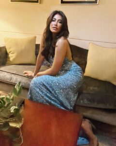 Chitrangada Singh Instagram - 🦋💙
#blurrynights #phonephotoshoots ❤️
.
.
@pushkinbhasin 
@yashaswinigupta_makeup 
@eshaamiin1 
Outfit : @scalausa 
Jwellery : @curiocottagejewelry @diosaparis 
📸 @ayushi.20