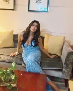 Chitrangada Singh Instagram - 🦋💙
#blurrynights #phonephotoshoots ❤️
.
.
@pushkinbhasin 
@yashaswinigupta_makeup 
@eshaamiin1 
Outfit : @scalausa 
Jwellery : @curiocottagejewelry @diosaparis 
📸 @ayushi.20
