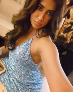 Chitrangada Singh Instagram - 🦋💙
#blurrynights #phonephotoshoots ❤️
.
.
@pushkinbhasin 
@yashaswinigupta_makeup 
@eshaamiin1 
Outfit : @scalausa 
Jwellery : @curiocottagejewelry @diosaparis 
📸 @ayushi.20