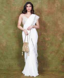 Daisy Shah Instagram - 🤍 
.
.
.
Wearing: @labelpritikavora 
💎: @aquamarine_jewellery 
👛: @thepinkpotli 
Mua: @bugsbunny_17 
Hair: @shab_qureshi786 
Styled by: @trishadjani 
📸: @rk_fotografo 
.
.
.
#classic #whitengold