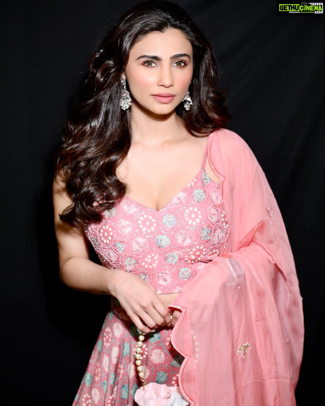Daisy Shah Instagram - दीपावली शुभारंभ 🪔 . . . Outfit: @1717_designerwear 💎: @aquamarine_jewellery 👛: @thepinkpotli Mua: @bugsbunny_17 Hair: @shab_qureshi786 Styled by: @trishadjani 📸: @therahulsharma . . . #diwali2022 #letthefestivitiesbegin