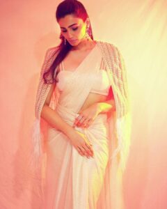 Daisy Shah Instagram - Six yards of pure beauty with a little twist 🌟 . . . Wearing: @cheriedofficial 💎: @maiiarabymn Mua: @makeupbyvinod Hair: @shab_qureshi786 📸: @ruhaankhanportraits . . . #italianfilmfestival