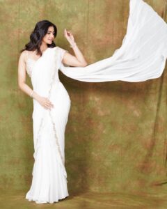 Daisy Shah Instagram - 🤍 
.
.
.
Wearing: @labelpritikavora 
💎: @aquamarine_jewellery 
👛: @thepinkpotli 
Mua: @bugsbunny_17 
Hair: @shab_qureshi786 
Styled by: @trishadjani 
📸: @rk_fotografo 
.
.
.
#classic #whitengold
