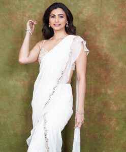 Daisy Shah Instagram - 🤍 
.
.
.
Wearing: @labelpritikavora 
💎: @aquamarine_jewellery 
👛: @thepinkpotli 
Mua: @bugsbunny_17 
Hair: @shab_qureshi786 
Styled by: @trishadjani 
📸: @rk_fotografo 
.
.
.
#classic #whitengold