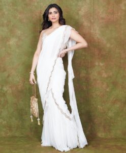 Daisy Shah Instagram - 🤍 
.
.
.
Wearing: @labelpritikavora 
💎: @aquamarine_jewellery 
👛: @thepinkpotli 
Mua: @bugsbunny_17 
Hair: @shab_qureshi786 
Styled by: @trishadjani 
📸: @rk_fotografo 
.
.
.
#classic #whitengold