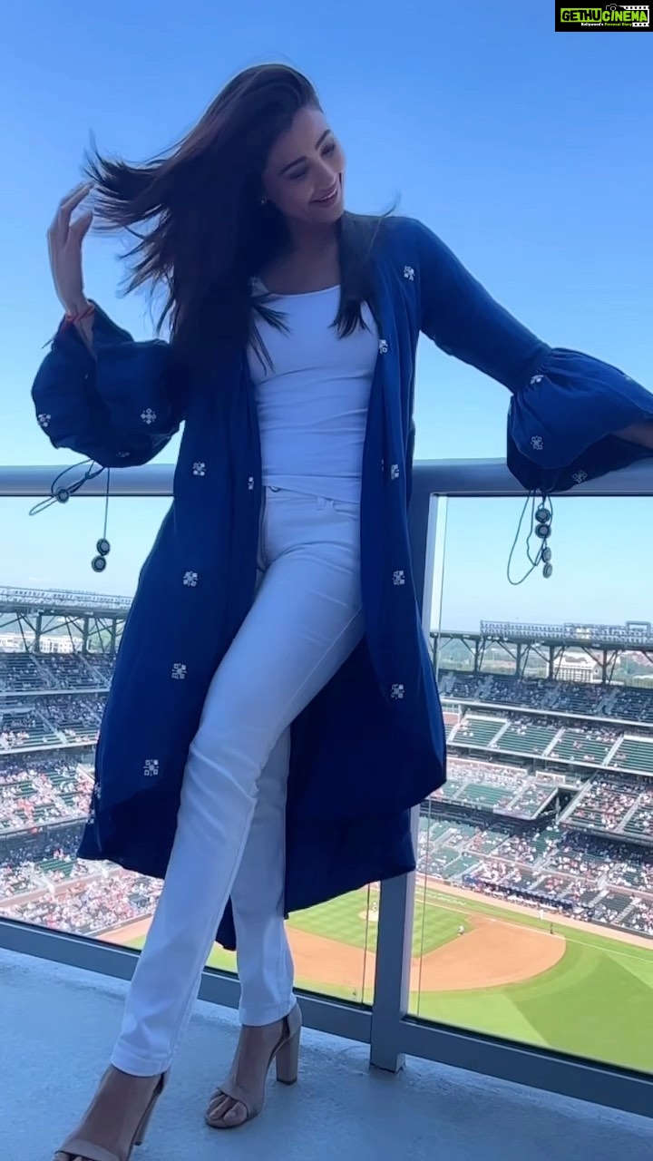 Daisy Shah Instagram - All the lala’s n laila’s!!! Assemble 🤪 . . . #usa #transitionreels