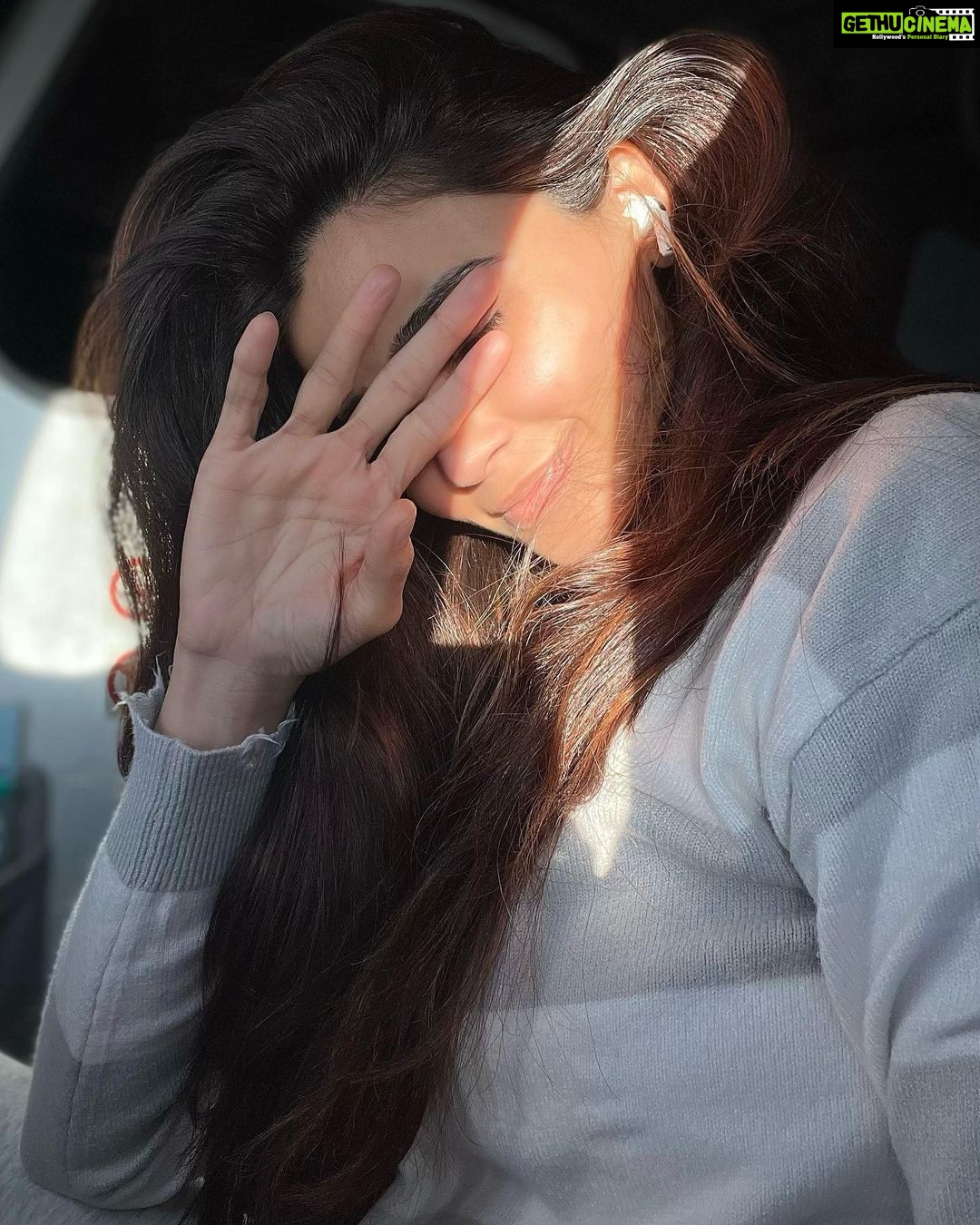 Daisy Shah Instagram - Now I know why Jadoo kept on saying Dhoop all the time! #sunsout ☀️