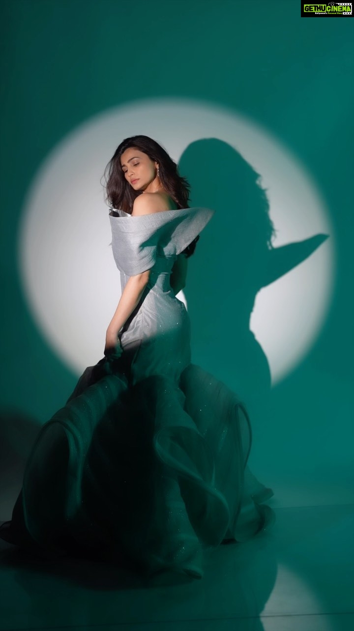Daisy Shah Instagram - A lil transition hurt no1 . . . @facetalesbynisha @roshni0819 @charmisdesign X @kushalsfashionjewellery 📍 @madstudioofficial . . #transitionreels #daisyshah