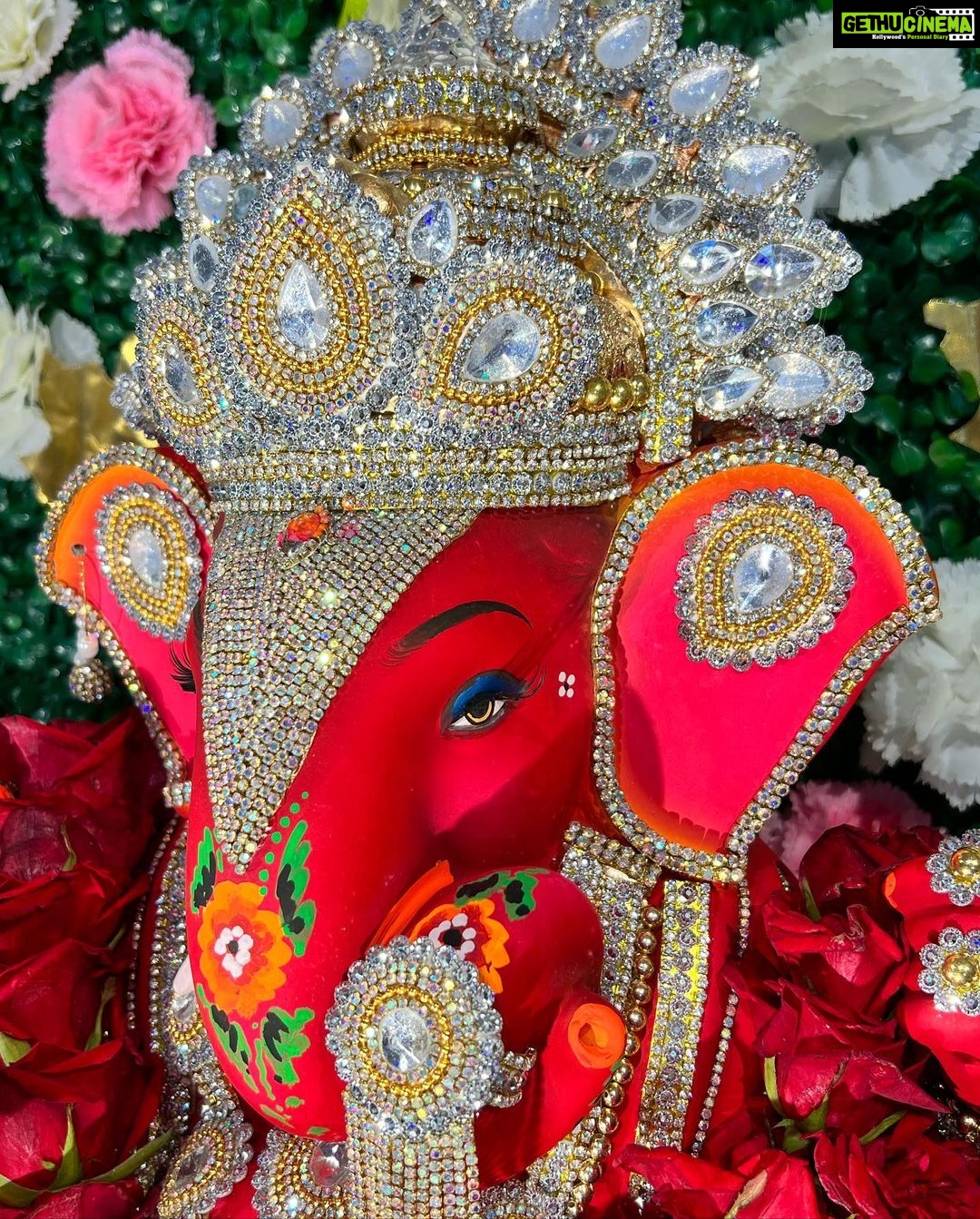 Daisy Shah Instagram - ॥ ॐ श्री गाणेशाय नम: ॥ . . . Happy Ganesh Chaturthi 🙏 #vighnaharta #letgoletgod
