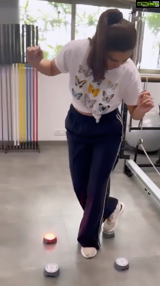 Daisy Shah Instagram - Challenge Accepted! This is what u get by only looking @samir.purohit try some new workout. 🙈 . . #postworkoutgrind #reelitfeelit