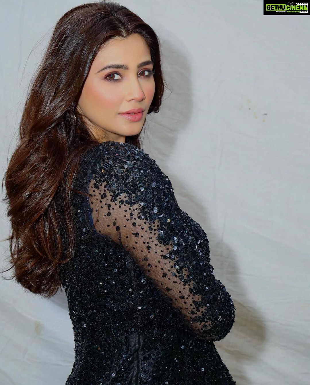 Daisy Shah Instagram - Guess I am mondaying in the 4th pic!