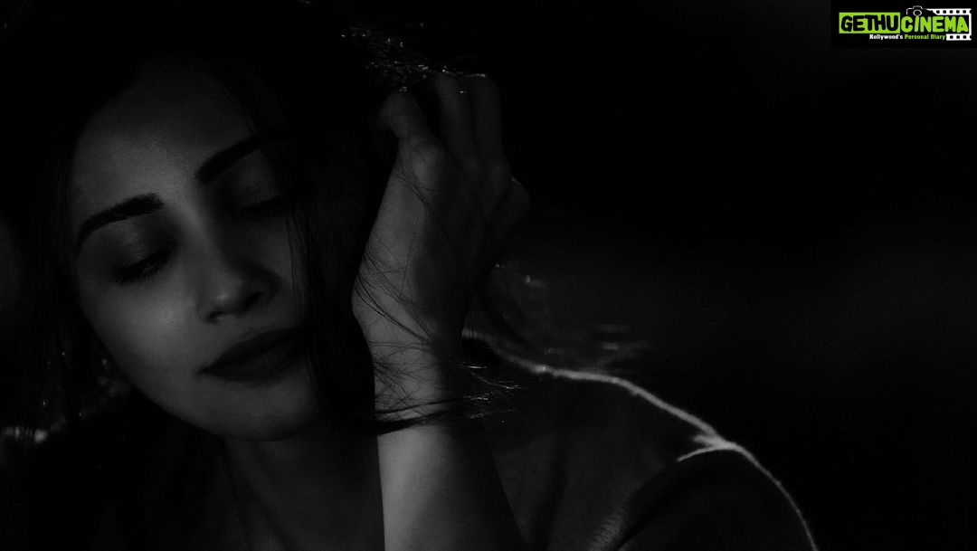 Daisy Shah Instagram - Aaj ka Mood aur Mausam bhi 🌫