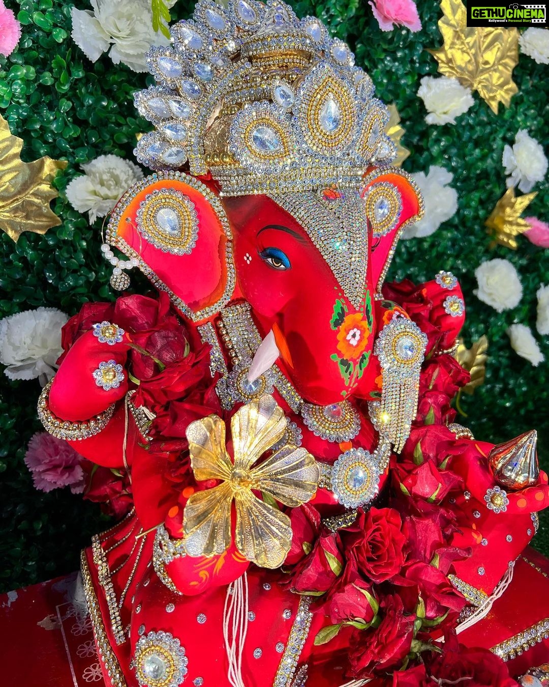 Daisy Shah Instagram - ॥ ॐ श्री गाणेशाय नम: ॥ . . . Happy Ganesh Chaturthi 🙏 #vighnaharta #letgoletgod