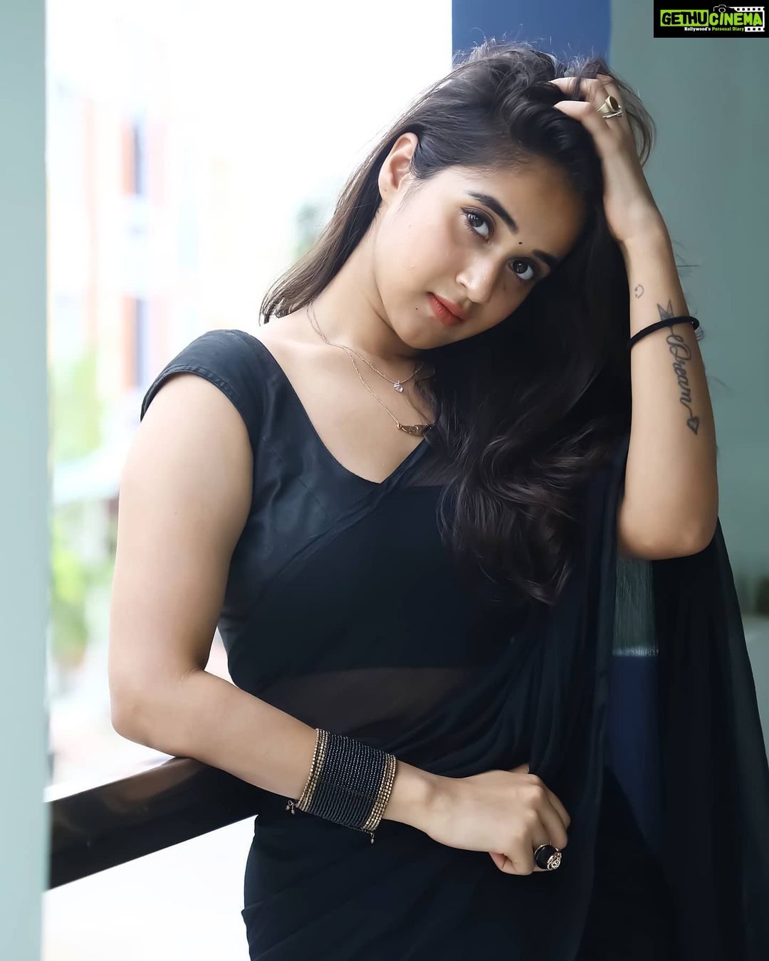Actress Deepthi Sunaina HD Photos and Wallpapers June 2020 - Gethu Cinema