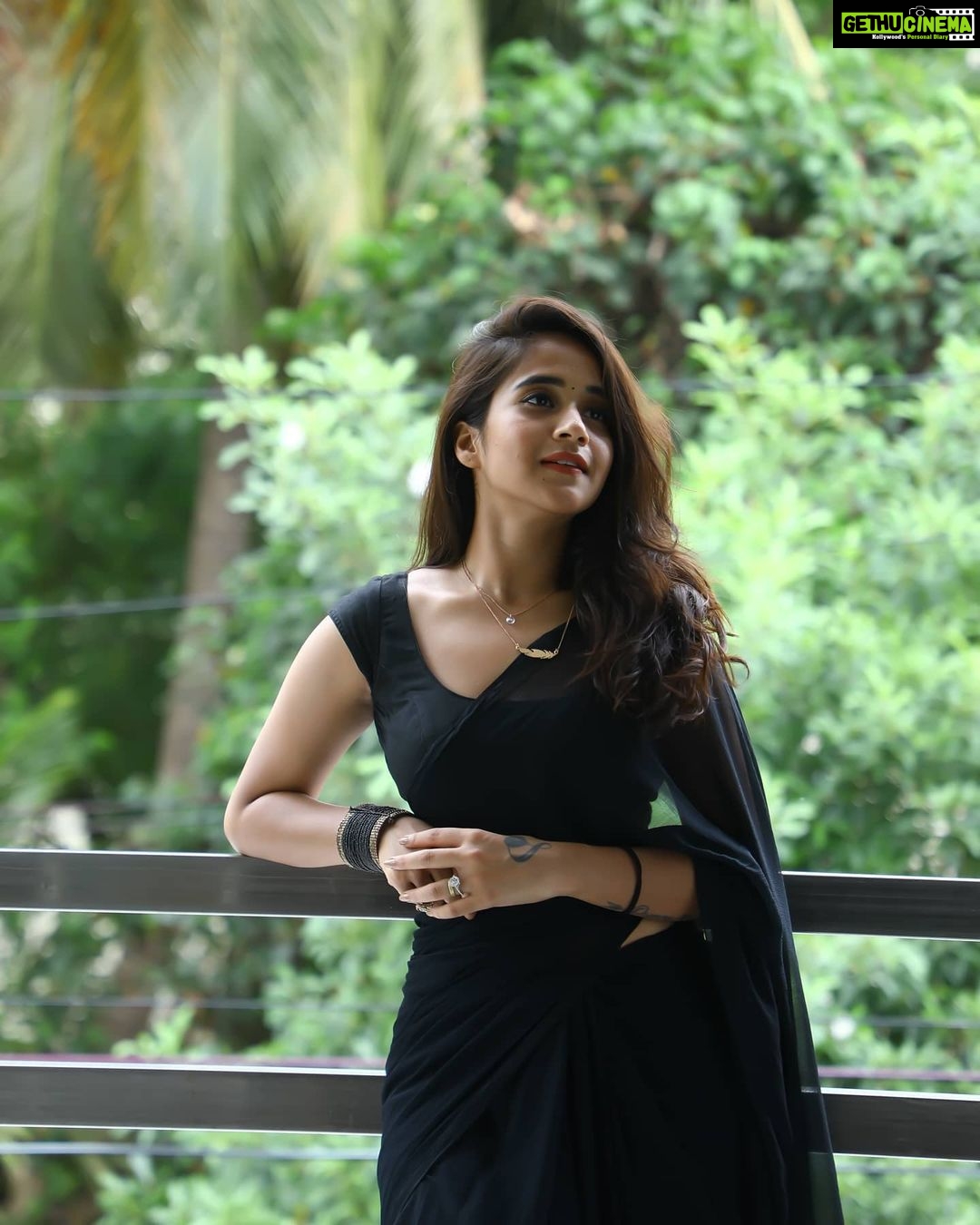 Deepthi Sunaina Instagram - "you look happier" is honestly one of the best compliments you can receive in life🙂 . #deepthisunaina . . . . . PC: @anudeep_reddy_9