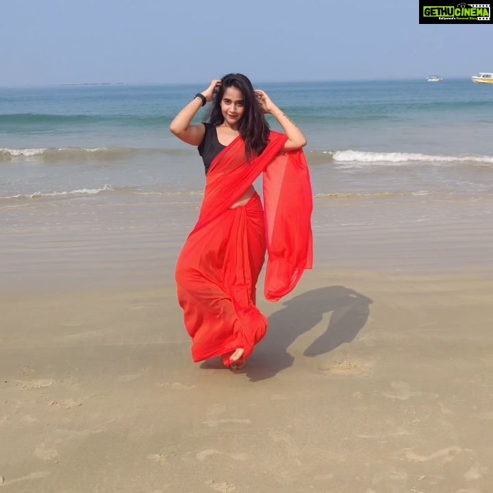 Deepthi Sunaina Instagram - Saree + beach = happy life❤️ #deepthisunaina St Mary’s Island, Malpe