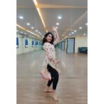 Deepthi Sunaina Instagram – Dance like nobody is watching you😜 #launglaachi #deepthisunaina