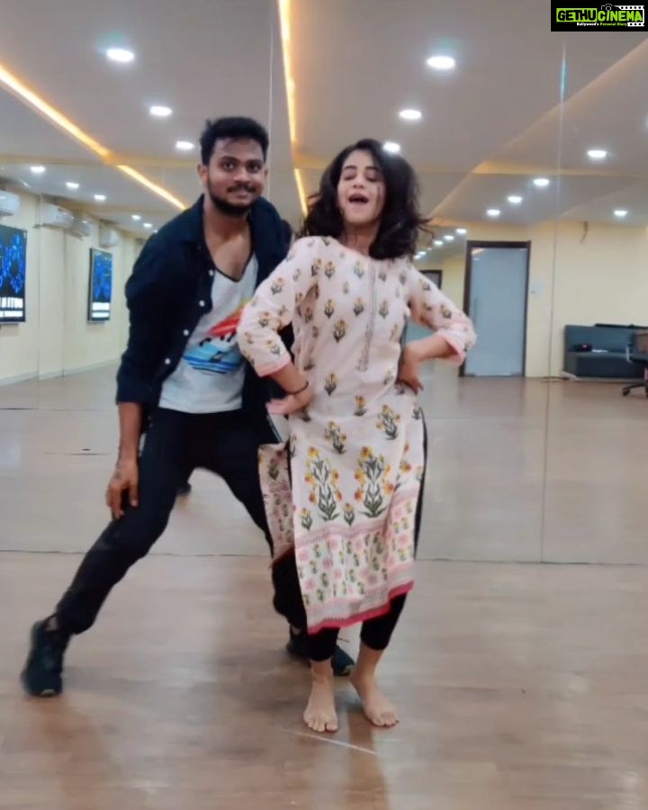 Deepthi Sunaina Instagram - Dimaak kharaab ❤️ @shannu_7 #ismartshankar #deepthisunaina . . . . . Choreo : @rajendraraj6424