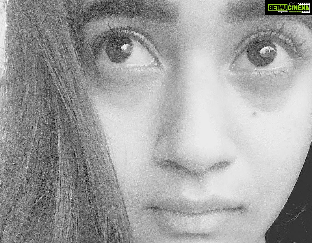 Deepthi Sunaina Instagram - Navvuthu mee love teeskuna, navvuthoone mee hate and trolls teeskuna ! Yeppudu meeru nannu nduku troll chesaru ani adgaledhu ndukantey nak telsu nachakpoteyne kadha ivanni ani Yepudu silent ga undi nannu nenu improve audham annkuna! Ee 1M naaku chala important, na dream anuko ! 2years back it was my dream to get 1M mark nd now elano i made it happen ! Ma parents chepparu... Nee prblm is ua tone of ua voice. it’s not what you say...it’s how you say. Just change the tone nd see the change ani ! I learnt something great thing ! Na aim enti ani adigaru kadha? To make my parents proud ! Epudu proud feel cheilekapoya! Epudu edo okati authundi teliso teleeko ! Kani eppudo apudu proud ga feel ayyela chestha(mummy daddy ki chepthuna)! Mee trolls valla nen edchinapudalla natho unna na vaalu( meeku telsu evarevaro❤️) lekapotey em aipoyedanno :(nannu epudu vadileyakunda naku thodu ga unandhuku ❤️take my heart ! Nen epudu sarigga na fans ani nen anannu nannu love cheseyallaki thanks chepaledhu kani this is the ryt time to convey it! Mee andhariki 🙏🏻 meeru lekapothey it wouldn’t happen for sure ! I love you all !