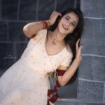 Deepthi Sunaina Instagram - Zindagi Hai Jaise Baarishon Ka Pani Aadhi Bhar Le Tu Aadhi Beh Jaane De 💕 #deepthisunaina . . . . . Outfit: @navya.marouthu PC: @rollingcaptures MUA: @panduchalapati Location: @mrandmrsstudiohyd Jwellery : @fashioncurvee #deepthisunaina