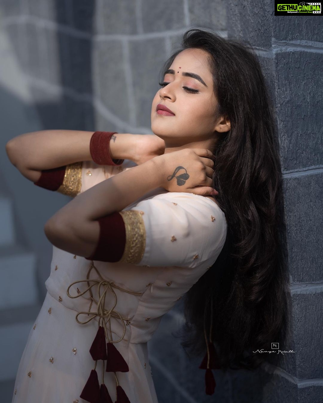 Deepthi Sunaina Instagram - Happy woman🤓 #deepthisunaina . . . . . Outfit: @navya.marouthu PC: @rollingcaptures MUA: @panduchalapati Location: @mrandmrsstudiohyd Jwellery : @fashioncurvee #deepthisunaina