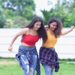 Deepthi Sunaina Instagram - Though we love the OG #NattuNattu step, we tried something new on our favorite song. And we enjoyed it to the core. Well, it’s your time now. Give your touch to the hook step by uploading your unique choreography for the #NattuNattu song. Tag us @deepthi_sunaina @alekhyaharika_ & @zee5telugu. 3 lucky winners will get ZEE5 hampers. Hurry! The contest closes on 27th May 2022. Don’t forget to subscribe to ZEE5 & watch RRR in Telugu, Tamil, Kannada & Malayalam with English subtitles. #RRRFeverIsBack #RRRonZee5 @zee5telugu @zee5kannada @zee5tamil @zee5malayalam VC: @jus_sonu #deepthisunaina #alekhyaharika