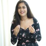 Deepthi Sunaina Instagram – Thikamaka pette amayakathvam🤓 Chaka Chaka laade vegam🏃‍♀️ 
Ilaaga untaa😝 alaaaga untaa 😢 
Aakathaayini  nenu 😎
#deepthisunaina