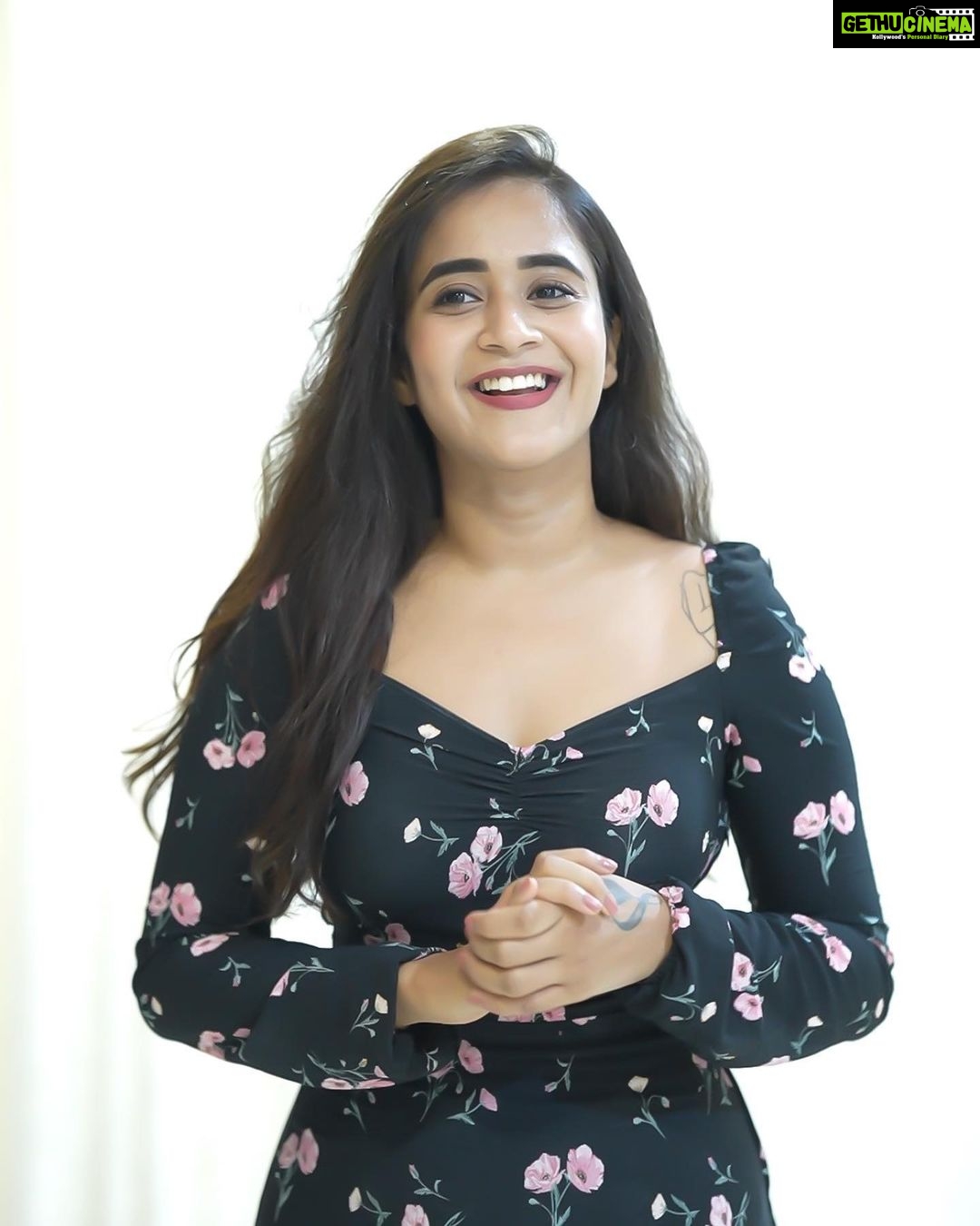 Deepthi Sunaina Instagram - Thikamaka pette amayakathvam🤓 Chaka Chaka laade vegam🏃♀️ Ilaaga untaa😝 alaaaga untaa 😢 Aakathaayini nenu 😎 #deepthisunaina