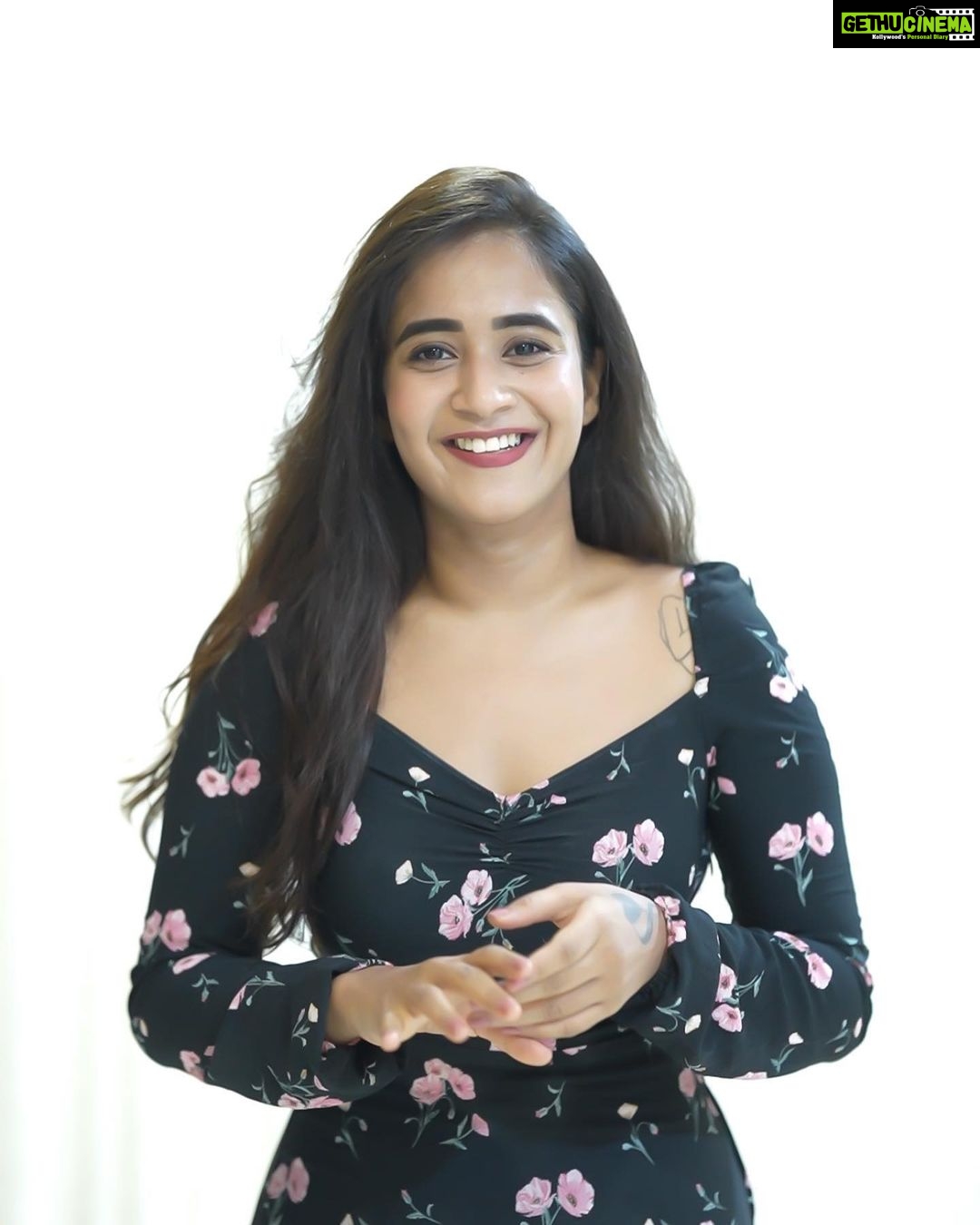 Deepthi Sunaina Instagram - Thikamaka pette amayakathvam🤓 Chaka Chaka laade vegam🏃♀️ Ilaaga untaa😝 alaaaga untaa 😢 Aakathaayini nenu 😎 #deepthisunaina