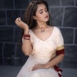 Deepthi Sunaina Instagram - Zindagi Hai Jaise Baarishon Ka Pani Aadhi Bhar Le Tu Aadhi Beh Jaane De 💕 #deepthisunaina . . . . . Outfit: @navya.marouthu PC: @rollingcaptures MUA: @panduchalapati Location: @mrandmrsstudiohyd Jwellery : @fashioncurvee #deepthisunaina