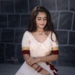 Deepthi Sunaina Instagram - Zindagi Hai Jaise Baarishon Ka Pani Aadhi Bhar Le Tu Aadhi Beh Jaane De 💕 #deepthisunaina . . . . . Outfit: @navya.marouthu PC: @rollingcaptures MUA: @panduchalapati Location: @mrandmrsstudiohyd Jwellery : @fashioncurvee #deepthisunaina