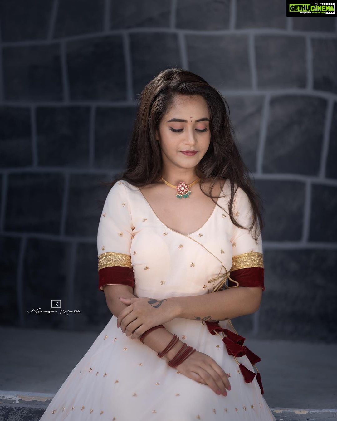 Deepthi Sunaina Instagram - Zindagi Hai Jaise Baarishon Ka Pani Aadhi Bhar Le Tu Aadhi Beh Jaane De đ #deepthisunaina . . . . . Outfit: @navya.marouthu PC: @rollingcaptures MUA: @panduchalapati Location: @mrandmrsstudiohyd Jwellery : @fashioncurvee #deepthisunaina