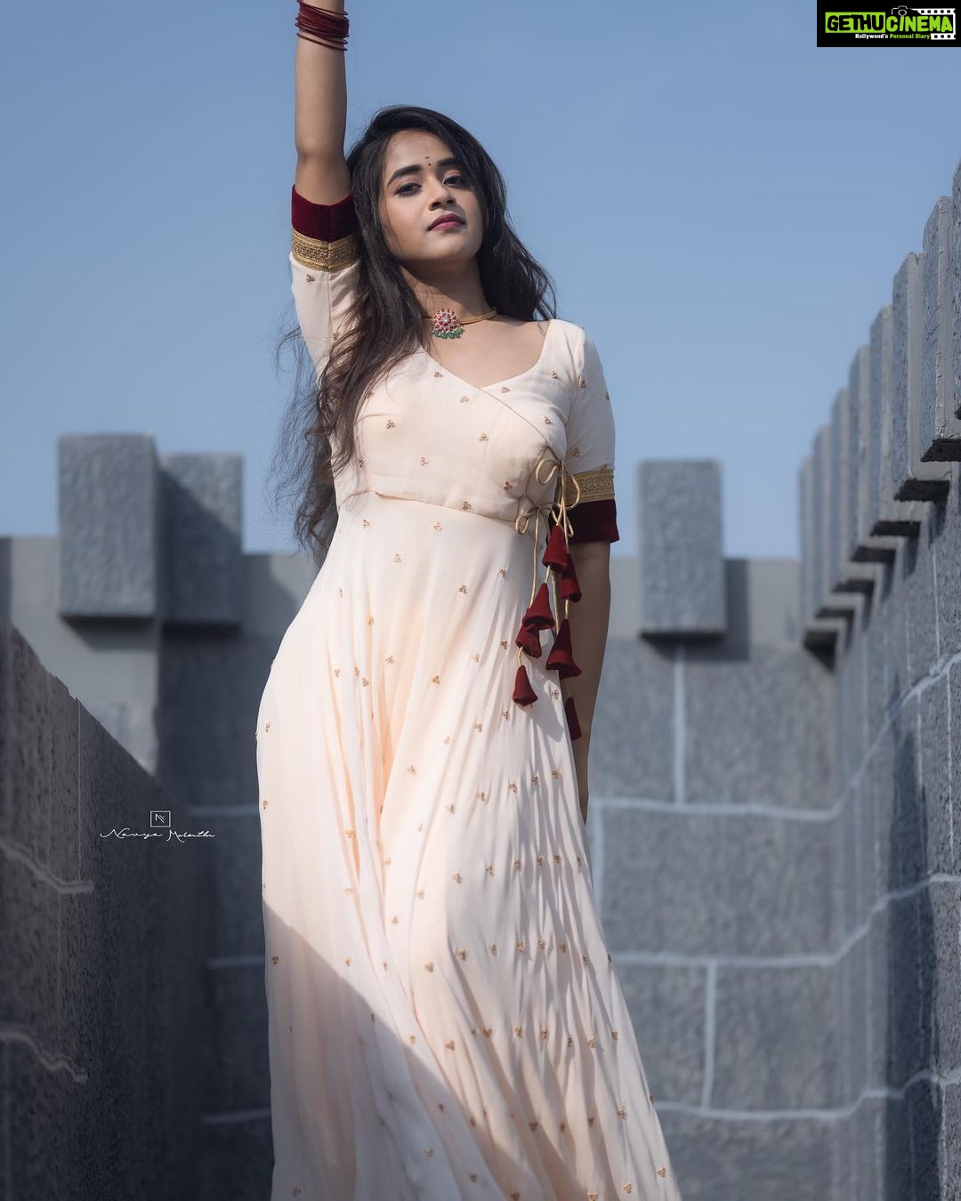 Stunning Saree Looks of Deepthi Sunaina