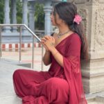 Deepthi Sunaina Instagram – The only way to worry about nothing is to pray about everything. 🙌 
#deepthisunaina 
.
.
.
.
 Jwellery: @fashioncurvee Arupadai Veedu Murugan Temple, Besant Nagar