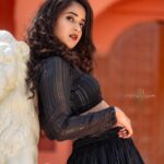 Deepthi Sunaina Instagram - 🖤 #deepthisunaina Outfit: @navya.marouthu ❤️ PC: @rollingcaptures MUA: @panduchalapati Location: @mrandmrsstudiohyd #deepthisunaina