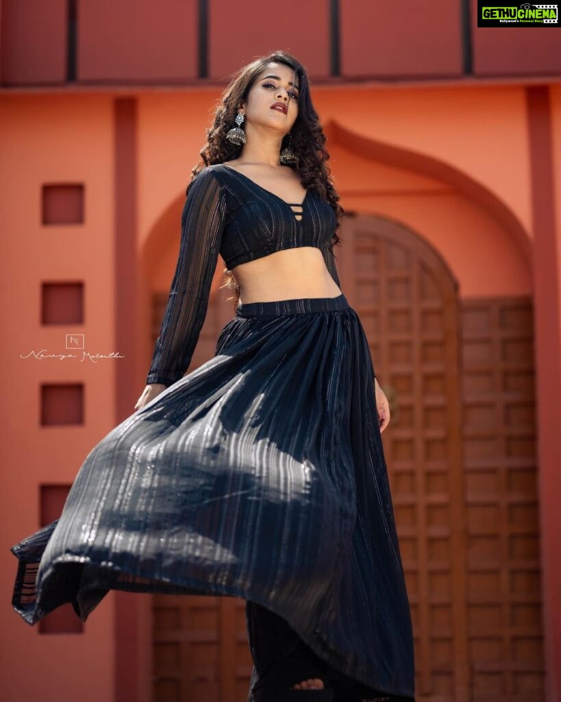 Deepthi Sunaina Instagram - 🖤 #deepthisunaina Outfit: @navya.marouthu ❤️ PC: @rollingcaptures MUA: @panduchalapati Location: @mrandmrsstudiohyd #deepthisunaina