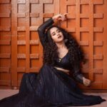 Deepthi Sunaina Instagram - 🖤 #deepthisunaina Outfit: @navya.marouthu ❤️ PC: @rollingcaptures MUA: @panduchalapati Location: @mrandmrsstudiohyd #deepthisunaina