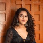 Deepthi Sunaina Instagram - 🖤 #deepthisunaina Outfit: @navya.marouthu ❤️ PC: @rollingcaptures MUA: @panduchalapati Location: @mrandmrsstudiohyd #deepthisunaina