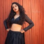 Deepthi Sunaina Instagram - 🖤 #deepthisunaina Outfit: @navya.marouthu ❤️ PC: @rollingcaptures MUA: @panduchalapati Location: @mrandmrsstudiohyd #deepthisunaina