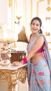 Deepthi Sunaina Instagram - Photoshoots are fun😌 ( for me☺️) #deepthisunaina . . . . . . Outfit: @kulkarni_sisters VC: @thehashtag_photography Location: @mrandmrsstudiohyd #deepthisunaina