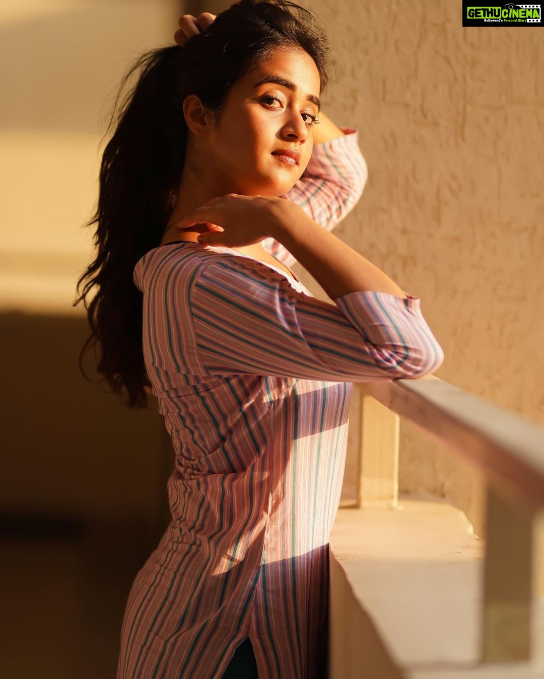Deepthi Sunaina Instagram - Your direction is more important than your speed. #deepthisunaina . . . . . PC: @thehashtag_photography @jus_sonu