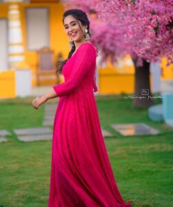 Deepthi Sunaina Instagram - 💕 #deepthisunaina . Outfit: @navya.marouthu PC: @rollingcaptures MUA: @panduchalapati Location: @mrandmrsstudiohyd Earrings: @fashioncurvee #deepthisunaina