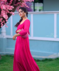 Deepthi Sunaina Instagram - 💕 #deepthisunaina . Outfit: @navya.marouthu PC: @rollingcaptures MUA: @panduchalapati Location: @mrandmrsstudiohyd Earrings: @fashioncurvee #deepthisunaina