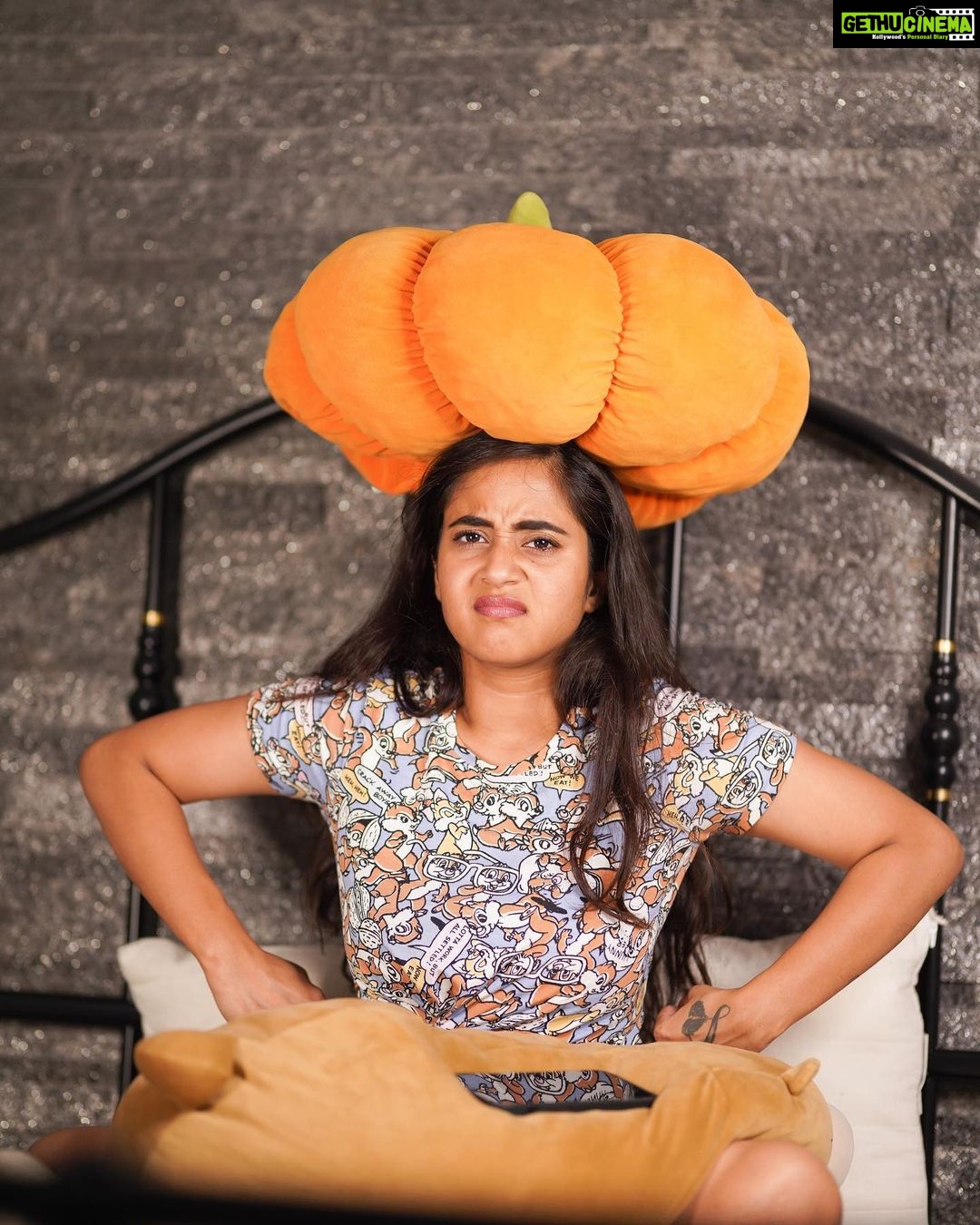 Deepthi Sunaina Instagram - 🎃 Good Morning 😌 #deepthisunaina . . . . . PC: @thehashtag_photography @jus_sonu