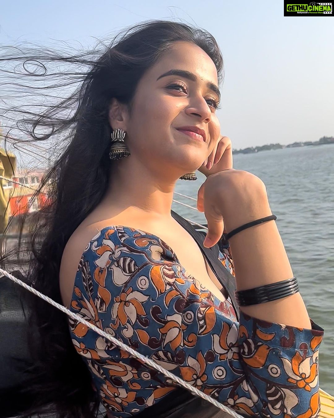 Deepthi Sunaina Instagram - Nothing can bring you peace but yourself. #deepthisunaina Kerala house boat