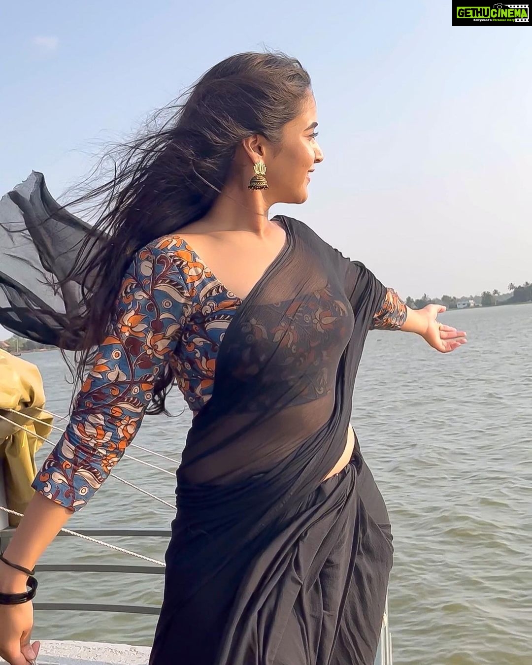 Deepthi Sunaina Instagram - Nothing can bring you peace but yourself. #deepthisunaina Kerala house boat