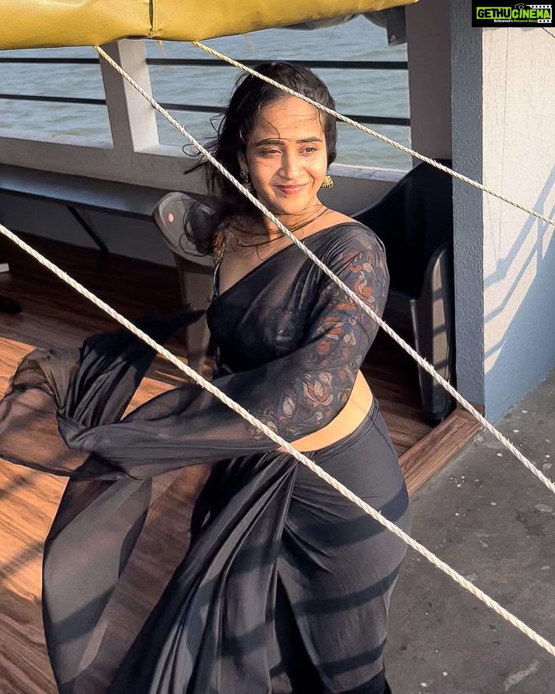 Deepthi Sunaina Instagram - Nothing can bring you peace but yourself. #deepthisunaina Kerala house boat