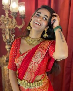 Deepthi Sunaina Instagram - I don’t know what’s going on, but it’s going on.😅 #deepthisunaina . . . . . . Outfit @navya.marouthu Choker: @fashioncurvee Waist belt: @nakshatra_jewels