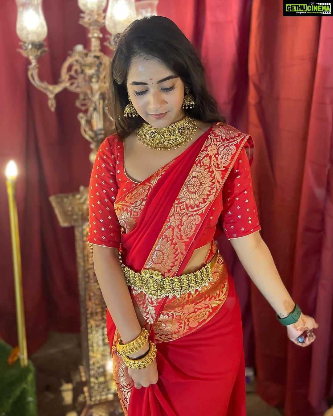 Deepthi Sunaina Instagram - I don’t know what’s going on, but it’s going on.😅 #deepthisunaina . . . . . . Outfit @navya.marouthu Choker: @fashioncurvee Waist belt: @nakshatra_jewels
