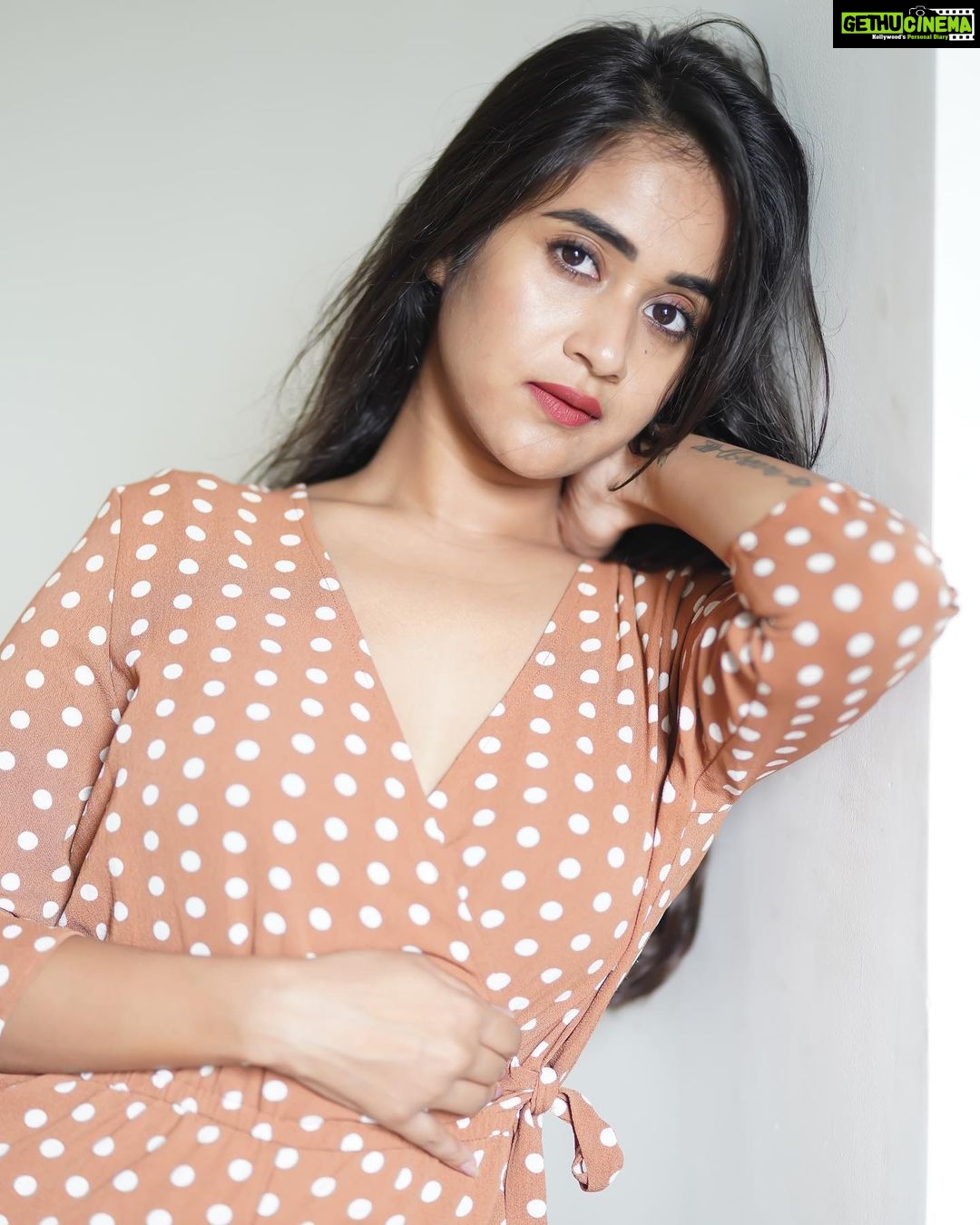 Deepthi Sunaina Instagram - Your perception of yourself affects your vibe. Love yourself, be confident in your looks, express your talents, let your good vibes flow. #deepthisunaina . . . . . PC: @thehashtag_photography
